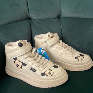 Brand new kids mickey sneakers size 35